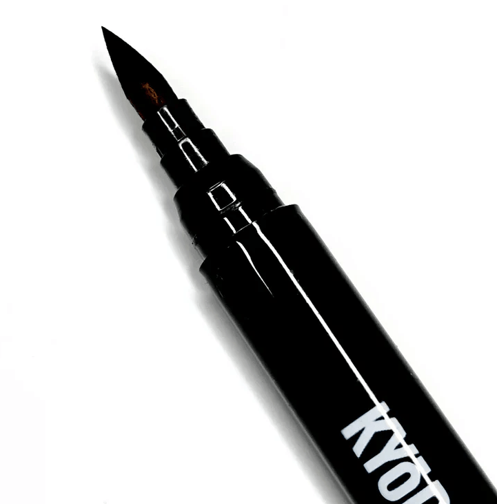Pluma para mano alzada tatuaje
